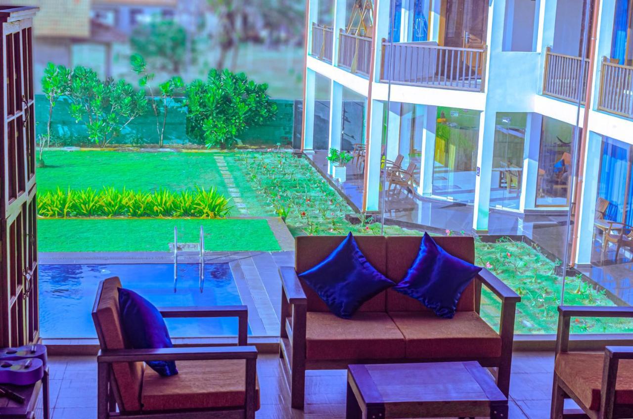 Calypso Sunset Hotel Iranawila ภายนอก รูปภาพ